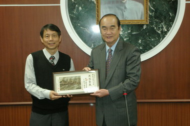 謝深山頒贈退休匾額給陳士榮段長(圖)