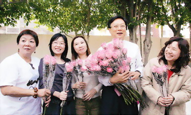 菜價下跌卓伯源促銷蔬菜 花卉(圖)