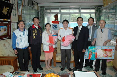 陳興照致贈橫山鄉民夫婦生育津貼(圖)