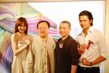 真情鑫意名模示範創意金工表情意(圖)