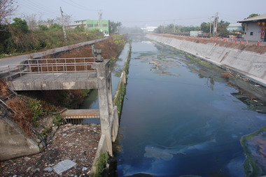 中央大排淤積惡臭 市府今日協調人員會勘(圖)