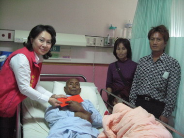 鄺麗貞前往醫院慰問受災民眾(圖)