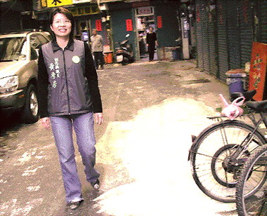 彰化巷弄舖設黏腳柏油路住戶痛批(圖)