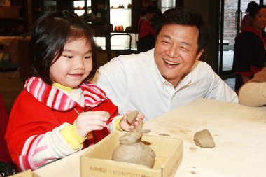 弱勢家庭小朋友與周錫瑋春遊陶博館(圖)