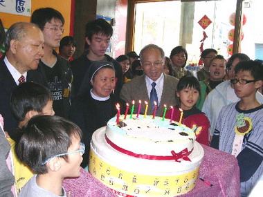 林政則與德蘭院童新春圍爐(圖)