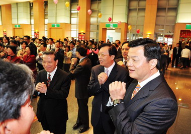 北縣府新春團拜 縣長勉同仁「牛年我最牛」(圖)