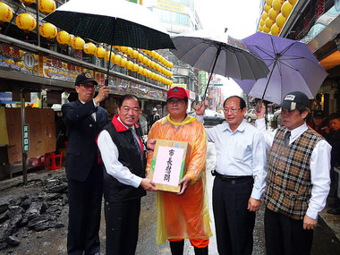 張通榮慰問廟口路面排水溝改善(圖)