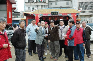 林政則現勘打通北大路166巷工程(圖)