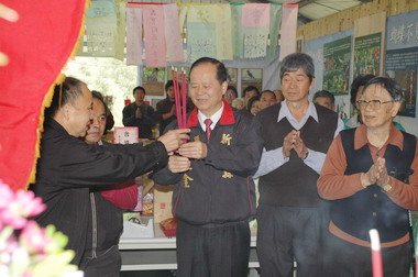 鄭永金參加新埔照門地區祈福法會(圖)