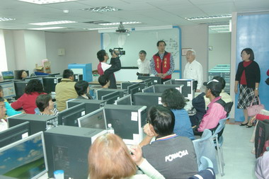 張志明參加數位能力實體課程開班儀式(圖)