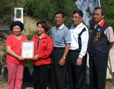 嘉義何明德行善團使廣福村民「行」大運(圖)