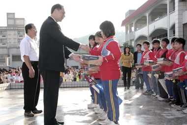 張志明贈鞋予中華國小射箭隊(圖)
