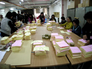 第1選區立委補選鄉鎮公所點領選票(圖)