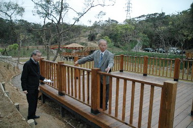 林政則勘查青青草原設施(圖)