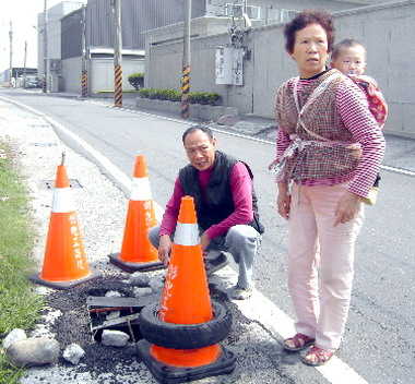 和美和厝路水溝蓋破損未見公路單位修補(圖)