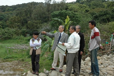 林政則今日現勘青草湖攔砂壩工程(圖)