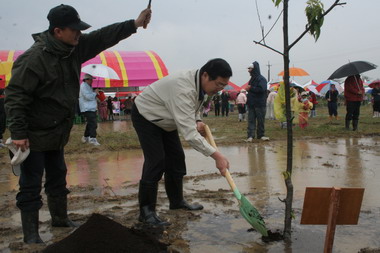 「南投好美綠、減碳森呼吸」民眾參與植樹(圖)