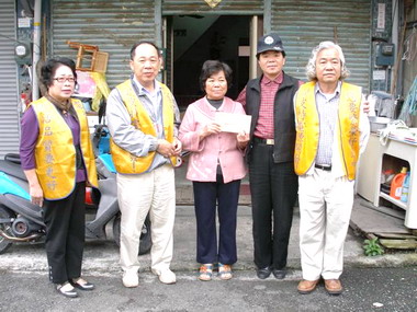 台電致贈急難救助金予貧戶(圖)