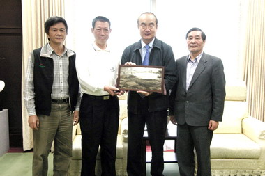 花蓮吉安鄉永安石友會長拜會縣長(圖)