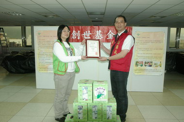 街頭募集９箱發票捐贈創世基金會(圖)
