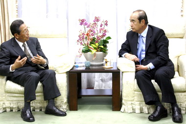 日本交流協會拜會縣長謝深山(圖)