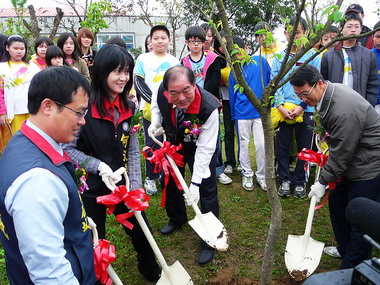 張通榮主持植樹節活動(圖)