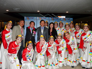 張通榮慰勉舞蹈比賽工作人員及選手(圖)