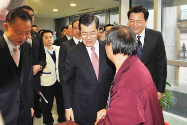 蕭萬長訪視北縣府肯定周錫瑋(圖)