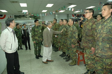 林政則前往關西營區慰問市籍役男(圖)