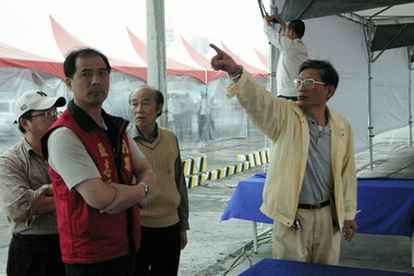 迎接安利第二批直銷團張志明今視察攤位(圖)