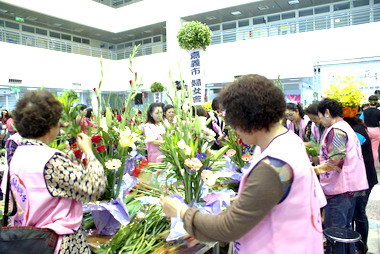 嘉市舉辦千人插花教學活動(圖)