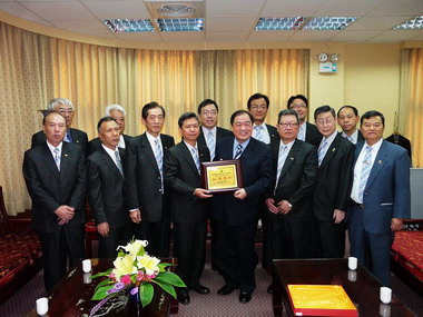 張通榮指示教育處與社團推展體育活動(圖)