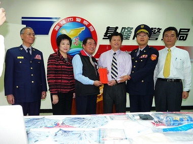 張通榮表揚警三分局破獲安毒工廠(圖)