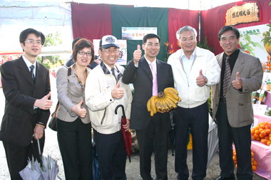 杭州市府訪問團拜會縣長李朝卿(圖)