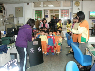 體驗警察工作 幼童永生難忘(圖)