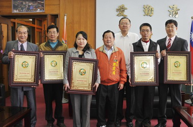 縣長表揚優良消防器材廠商及專技人員(圖)