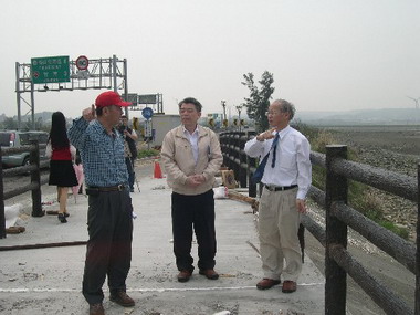 林政則視察自行車道橋樑及海山漁(圖)