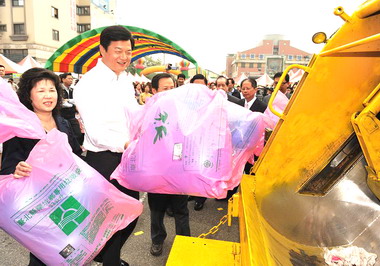 北縣舉辦垃圾費隨袋徵收擴大啟動儀式(圖)