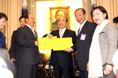 黃仲生、胡志強偕同拜會立法院長王金平(圖)