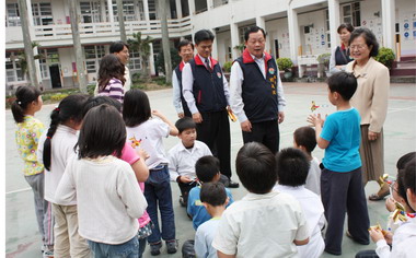 縣長視察建功滿意學童免費課後留校(圖)