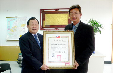 劉政鴻致送康世儒立委當選證書(圖)