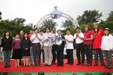 「騎鐵馬漫遊古蹟」贈車儀式記者會(圖)