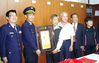 新光派出所所長異動交接(圖)