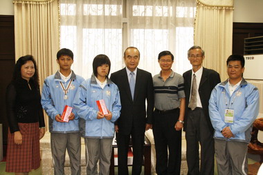 謝深山頒獎表揚射箭成績優異小選手(圖)