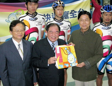 2009世界運動會基金會遞送世運邀請卡活動(圖)