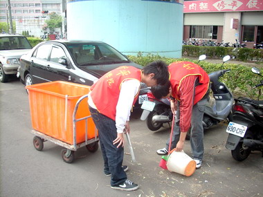 修平學子走出校園 服務學習(圖)