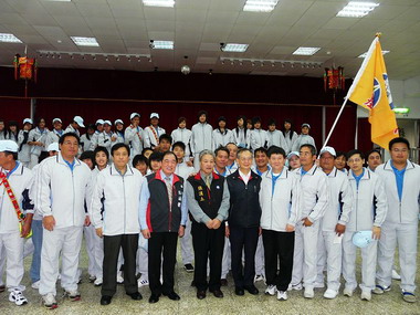 張通榮授旗給原民運代表隊選手盼旗開得勝(圖)