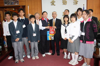 日本扶輪社交換學生拜會劉政鴻(圖)