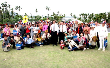 幸福巴士GO首團抵埔里造紙龍手創館(圖)