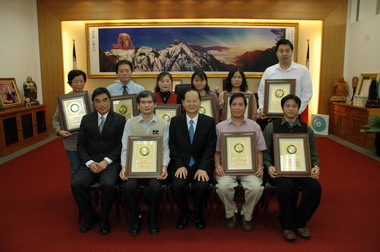 鄭永金頒獎給版畫藝術家(圖)